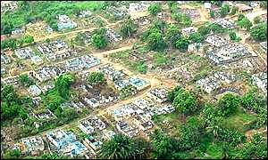 Former combatants scramble for diamonds in Koidu, Sierra Leone