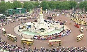 Buses circulate outside Buckingham Palace