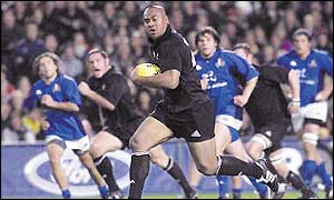Jonah Lomu charges over for a try against Italy