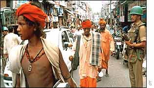 Hindu pilgrims escorted by police