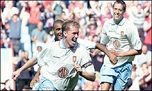 Steve Staunton celeblrates his late winner