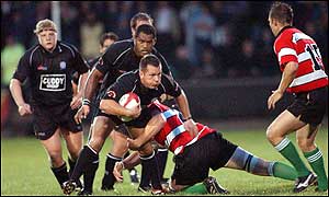 Shaun Connor tries to outwit the Caerphilly defence