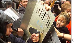 Julia Tymoshenko faces riot police 