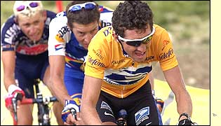 Roberto Heras rides through the Covatilla mountain pass