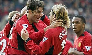 Ruud van Nistelrooy is congratulated by Diego Forlan 