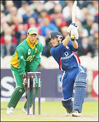 Chris Read hits out during his partership with Ashley Giles to close out the England innings