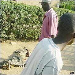 Residents of Bujumbura view corpse