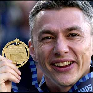 Jonathan Edwards celebrates with his gold medal