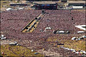 An estimated 450,000 people turned out for a rock concert in Toronto to boost the Canadian city recovering from its Sars crisis