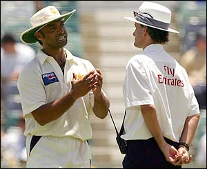 Shoaib Akhtar chats to umpire Billy Bowden