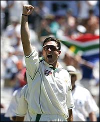 Graeme Smith salutes the crowd