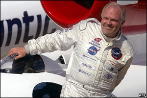 Fossett climbs out of jet
