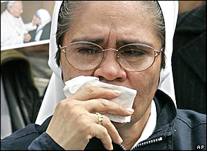 Nun weeps for Pope John Paul II 
