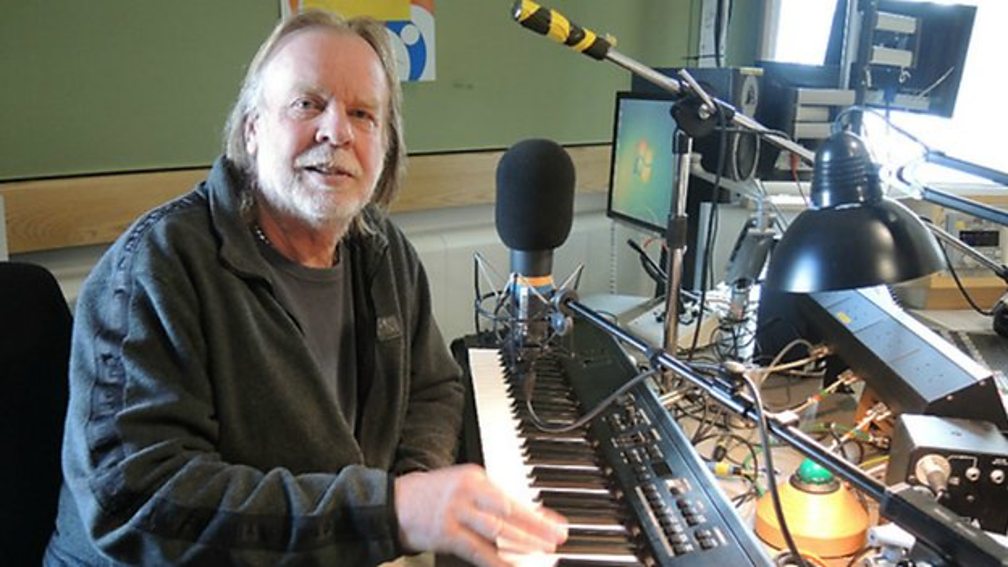 In the final hour of Drivetime, Rick Wakeman joins Simon Mayo to play your David Bowie requests.