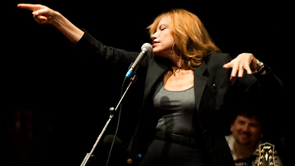 Carly Simon, still pointing the finger