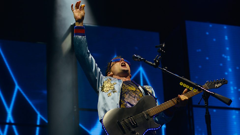 [WATCH] Muse perform Back in Black with Brian Johnson