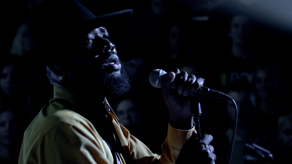 [WATCH] Young Fathers - Toy