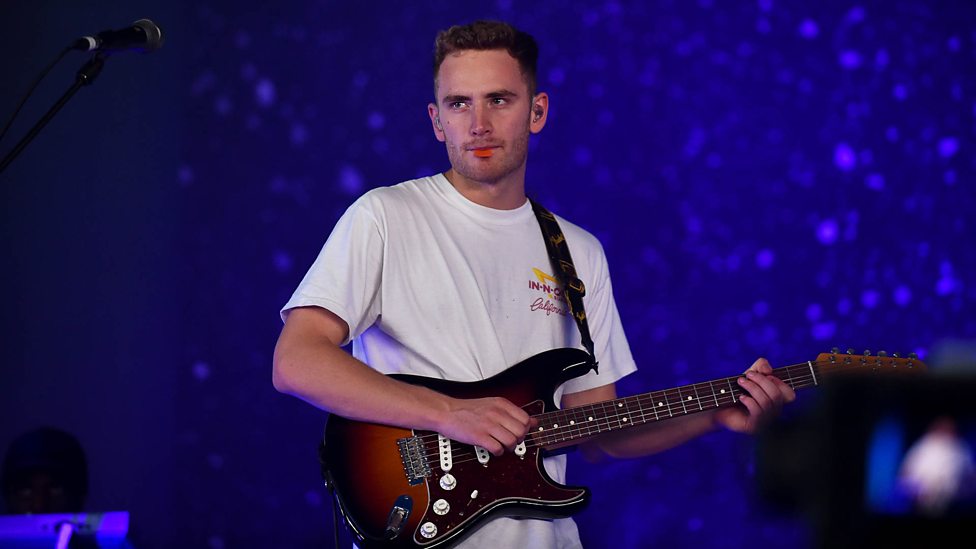 [WATCH] Tom Misch performs South of the River at Reading 2017