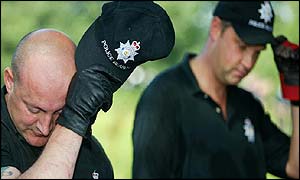 Britská policie se k zásahu zatím nevyjádřila