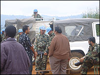 پاکستان فوجی ایک بھارتی نژاد تاجر کے ہمراہ