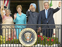 جورج بوش و منموهان سينگ همراه با همسرانشان