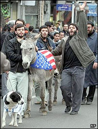 تظاهرات در مقابل سفارت بريتانيا در تهران