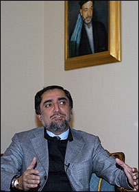 دکتر عبدالله وزير خارجه افغانستان در کنار عکس حامد کرزی رييس جمهور (عکس از رويتر)