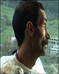 قدرت الله کسراییان در نمایی از فیلم قدرت ساخته مهرناز اسدی