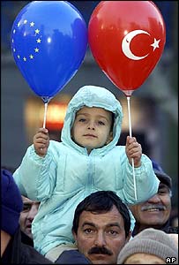 Ellerinde Türkiye ve AB bayraklı balonlar taşıyan babasının omzunda bir çocuk