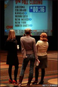 Simpatizantes del precandidato demócrata Barack Obama miran una pantalla gigante con resultados del supermartes