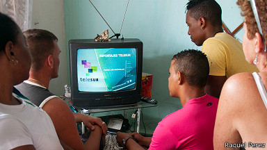Cubanos viendo Telesur (Foto: Raquel Perez)