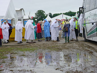 Aelodau'r Orsedd yn mynd ar y bws