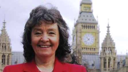 Betty Williams ar glawr ei llyfr