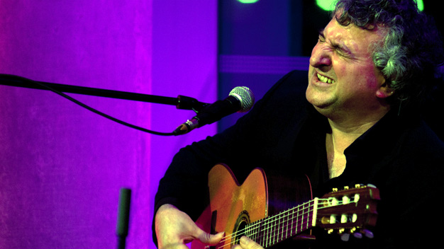 Eduardo Niebla live at Pacific Quay. Photo by Sean Purser.