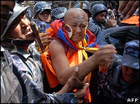 Một nhà sư Tây Tạng trong cuộc phản kháng bắt đầu hôm 10.03.08