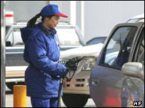 Một phụ nữ tại điểm bán xăng dầu