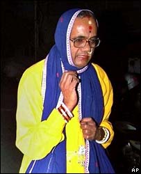 پانڈا اپنی شخصیت کو تینتیس سال چھپاتے رہے