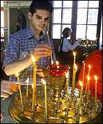 Lidé v kostele sv. Mikuláše v Murmansku