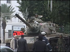 Tanque do Exército nas ruas de Túnis