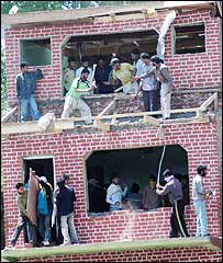 مظاہرین نے مبینہ ملزمہ کے مکان پر توڑ پھوڑ کی