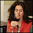 Uma mulher cega (centro) avalia vinho ao lado de outros dois avaliadores (Foto: Universidade La Rioja)