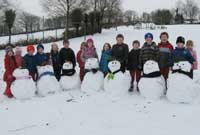 Disgyblion Ysgol Llanwnnen gyda'u dynion eira.