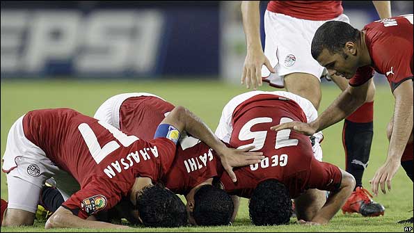 Egypt's players celebrate their quarter-final victory over Cameroon