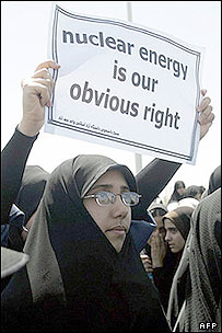 زنجيره انسانی گرداگرد تأسيسات اتمی اصفهان