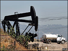 تیل نکالنے کا عمل(فائل فوٹو)