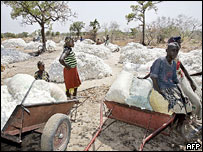 Děti pracující na poli s bavlnou