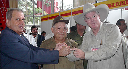 Empresarios cubanos y estadounidenses hacen negocios bajo la atenta mirada del comandante Guillermo García, uno de los líderes históricos.(Foto: Raquel Pérez)