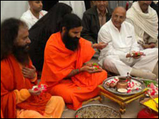 Guru Ramdev (centre)