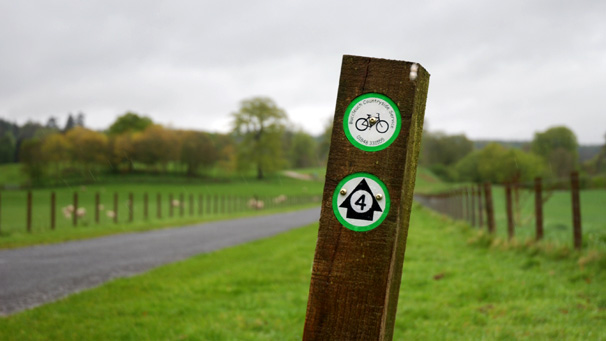 Cycle way marker pointing towards Drumlanrig Castle