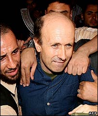 آلن جانستون پس از آزادی در اختیار نیروهای حماس